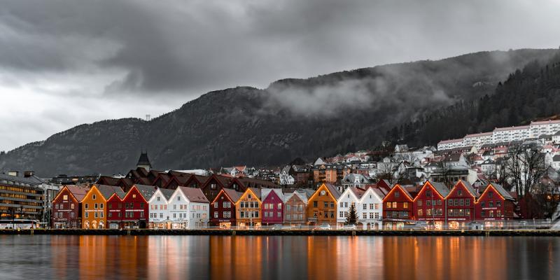 Bryggen i Bergen. Vannspeil med fjell i bakgrunn